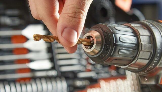 Lưu ý kiểm tra kỹ nguồn điện, vỏ máy và mũi khoan khi mua máy khoan cũ