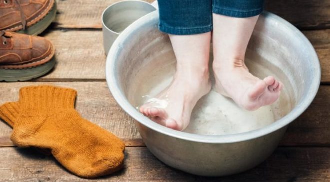 Ngâm nước nóng hoặc massage chân để giảm đau sau khi mang giày bảo hộ